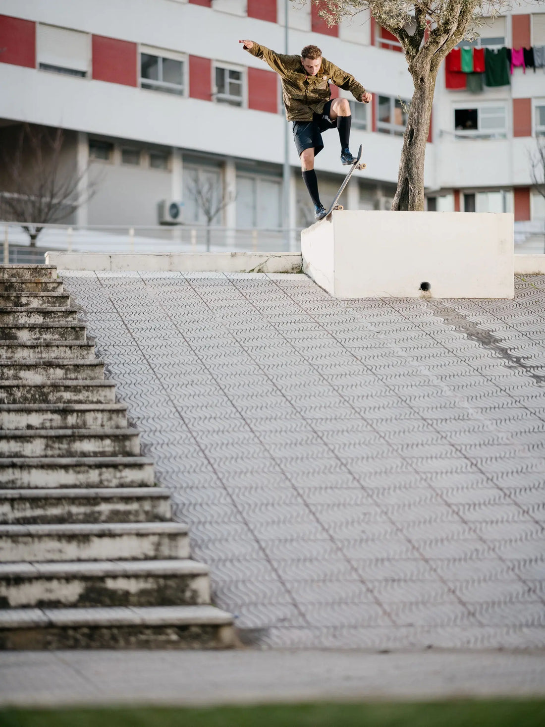 skateboarding sliding a ledge